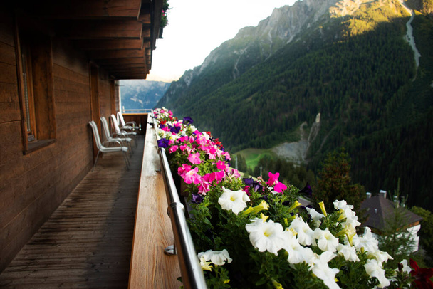 Terraza clásica vintage retro edificio de madera complejo para los austriacos que viven y los viajeros extranjeros viajan visita descansar relajarse en Obergurgl pueblo Solden valle en Otztal Alpes en Tirol, Austria
 - Foto, Imagen