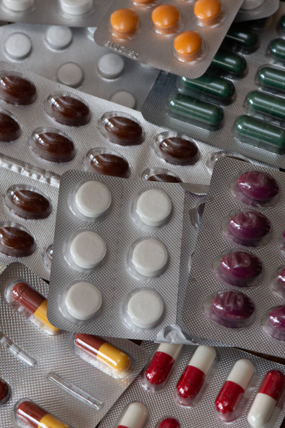 Різні види ліків таблетки і таблетки в блістерних пачках. Концепції фармацевтичної промисловості та споживання наркотиків
 - Фото, зображення