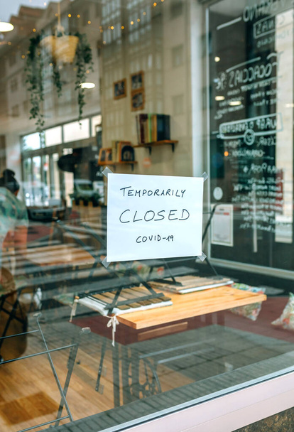 Covid-19 tarafından kapatılmış bir kafe. - Fotoğraf, Görsel