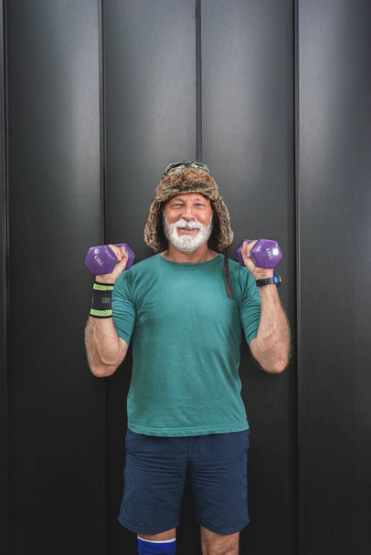 Senior sportsman exercising with dumbbells, healthy lifestyle concept - Foto, immagini