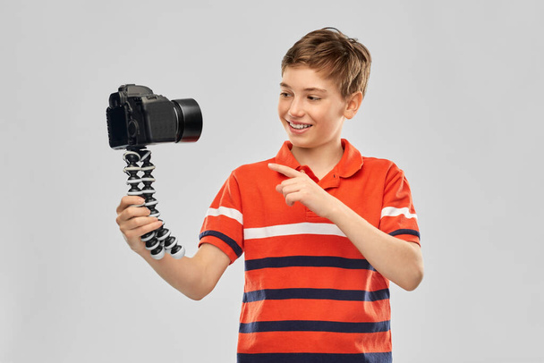 boy video blogger with camera and tripod - Fotoğraf, Görsel