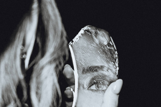 Ретро чорно-білий портрет жінки і зламане дзеркало самозображення
 - Фото, зображення