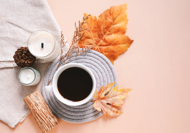 Vlakke lay-out van de herfst vakantie concept achtergrond, kaars, esdoorn bladeren, hete koffie en gezellig ingericht, top uitzicht levensstijl  - Foto, afbeelding