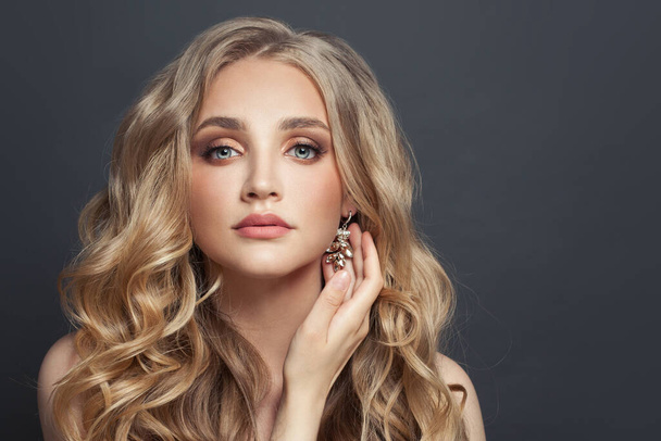 Piękna blondynka z biżuterią diamentowy kolczyk, portret mody - Zdjęcie, obraz