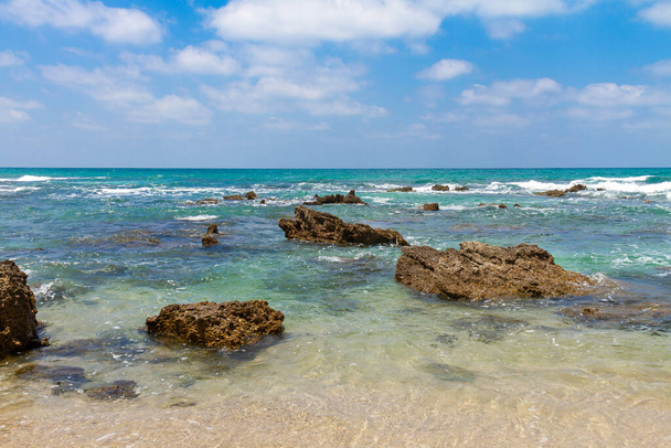 Gyönyörű sziklák a Givat Olga strandon Haderában. Izrael. - Fotó, kép