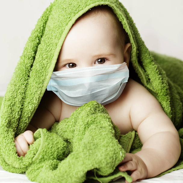 Bebê bonito em máscara protetora médica
 - Foto, Imagem