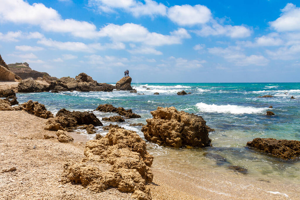 Gyönyörű sziklák a Givat Olga strandon Haderában. Izrael. - Fotó, kép