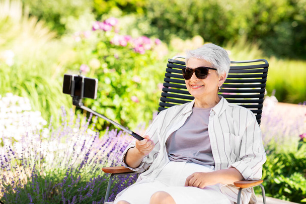 happy senior woman taking selfie at summer garden - Zdjęcie, obraz