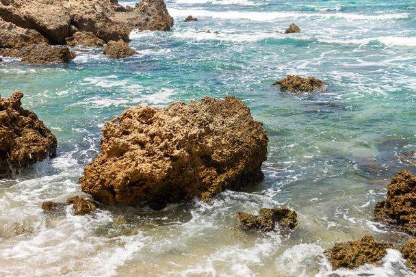 Piękne skały na plaży Givat Olga w Haderze. Izrael. - Zdjęcie, obraz