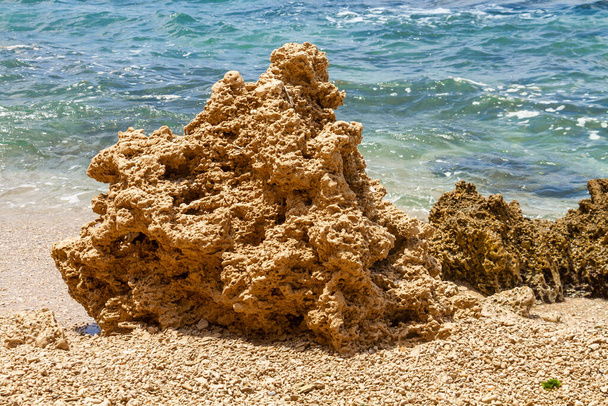 Красивый вид на каменные скалы на пляже Гиват Ольга в Хадере. Израиль. - Фото, изображение