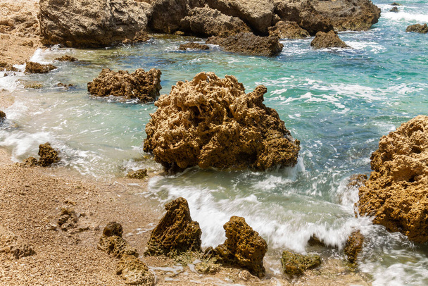 Krásné skály na pláži Givat Olga v Hadeře. Izrael. - Fotografie, Obrázek