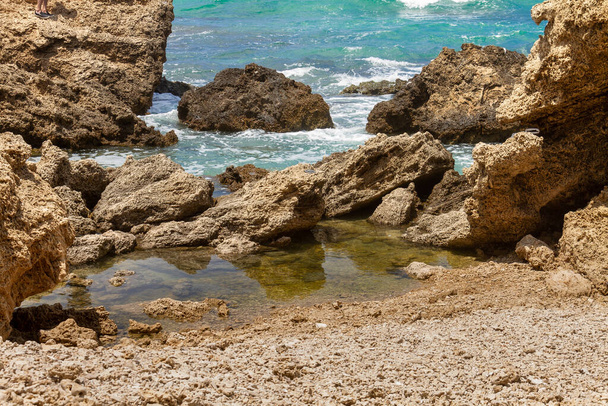 Grandes penhascos bonitos na costa do Mediterrâneo. Israel. - Foto, Imagem