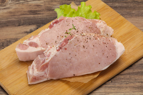 Carne de cerdo cruda filete listo para la parrilla - Foto, Imagen