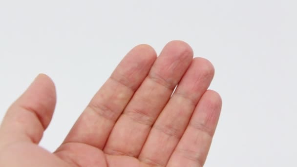 Espuma de afeitar blanca se aprieta en la palma de una mano
 - Imágenes, Vídeo