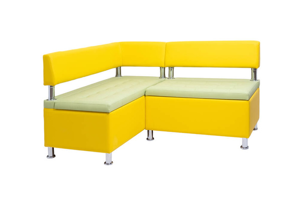 żółta skórzana kanapa biurowa z metalowymi chromowanymi nogami izolowana na białym tle - Zdjęcie, obraz