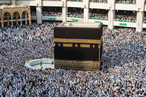 Santa Kaaba. Folle di musulmani in giro per Kaaba per Tawaf durante Hajj. - Foto, immagini