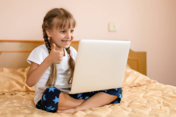éducation, temps libre, technologie et concept internet - petite étudiante avec ordinateur portable PC à la maison - Photo, image