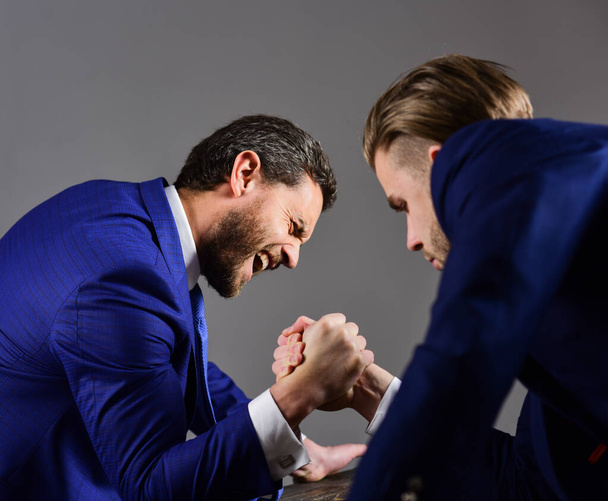 Mężczyźni w garniturze lub biznesmeni z agresywnymi twarzami rywalizują - Zdjęcie, obraz