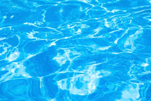 Texture floue de la surface de l'eau rugueuse avec éclaboussures et bulles de couleur bleu menthe. Tendance fraîche abstraite nature fond.  - Photo, image