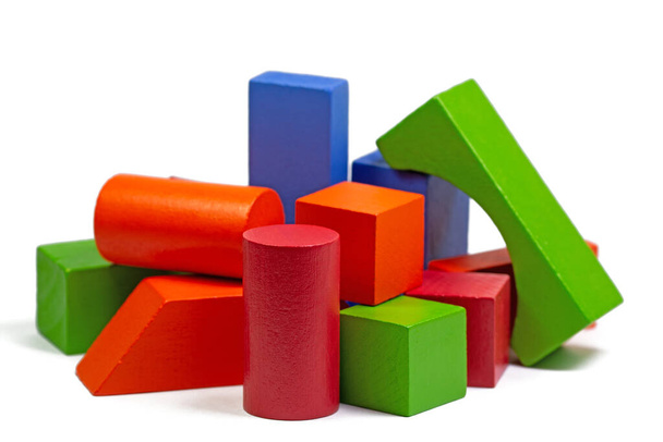 Coloridos bloques de juguete de madera contra fondo blanco - Foto, Imagen