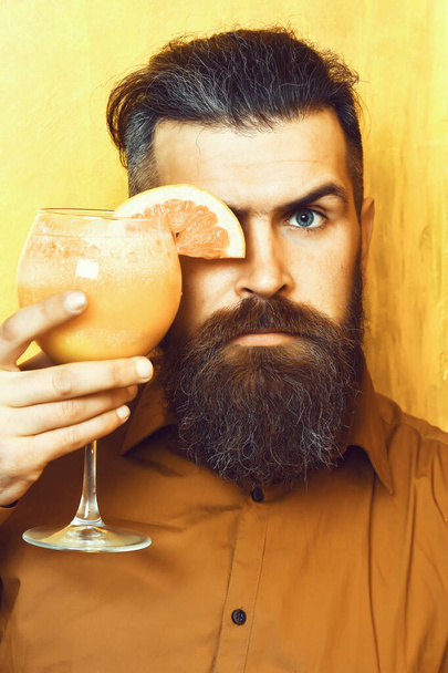 Brutalny biały hipster trzymający tropikalny, świeży koktajl alkoholowy - Zdjęcie, obraz
