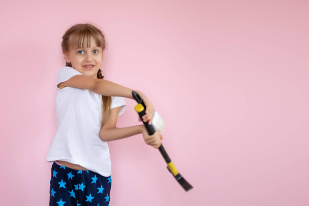 construction and people concept - smiling little girl with hammer - Fotoğraf, Görsel