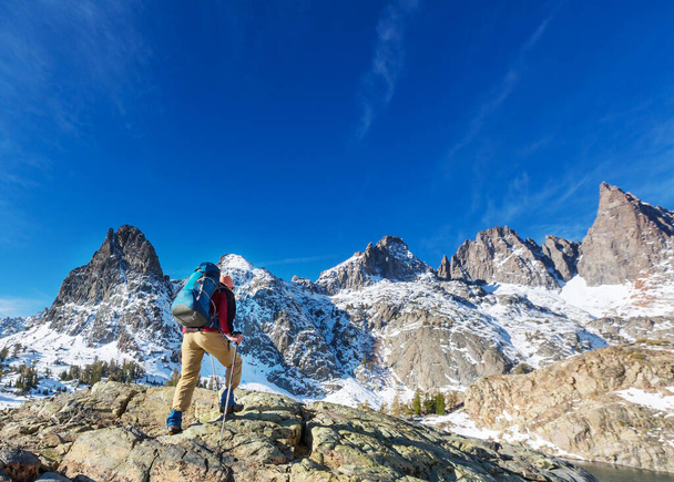 Sierra Nevada dağlarında yürüyen yürüyüş ekipmanlı bir adam, Kaliforniya, ABD - Fotoğraf, Görsel