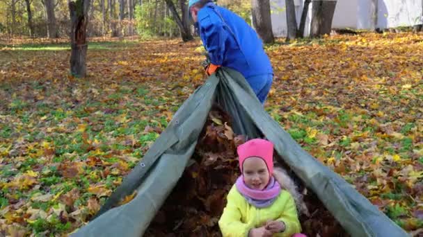 Onnellinen isä ja hänen pieni tytär tyttö leikkii puutarhassa - Materiaali, video