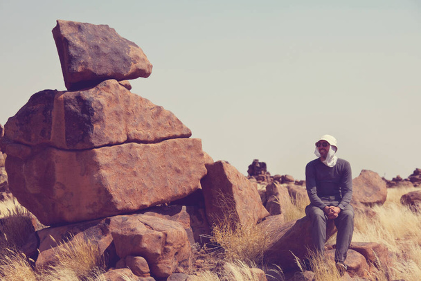 Tourist in Ancient Giant 's Playground laberinto, piedras apiladas y jardín de rocas, Namibia, África
. - Foto, Imagen