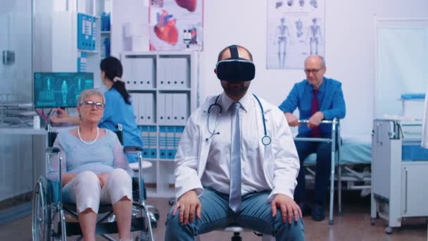 Lääkäri yllään VR kuulokkeet, diagnosoida vanhempi nainen ongelmia - Materiaali, video