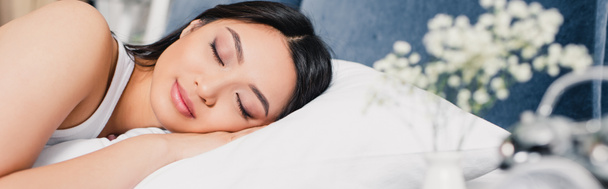 Panoramisch schot van mooie aziatische vrouw slapen op bed thuis  - Foto, afbeelding