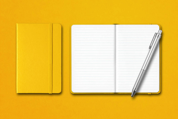 Sárga zárt és nyitott vonalú jegyzetfüzetek színes háttérrel elszigetelt tollal - Fotó, kép