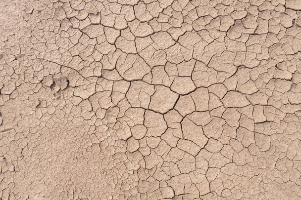 Kuru toprak zemini, kuraklıkta arkaplan dokusunu çatlatır, Üst Görünüm - Fotoğraf, Görsel