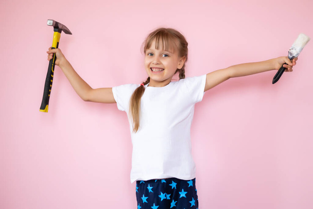 little girl with a hammer makes repairs in the children's room - Foto, immagini