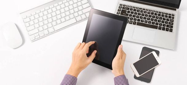 Hände, die ein Tablet-Touchcomputer-Gadget mit isoliertem Bildschirm halten - Foto, Bild