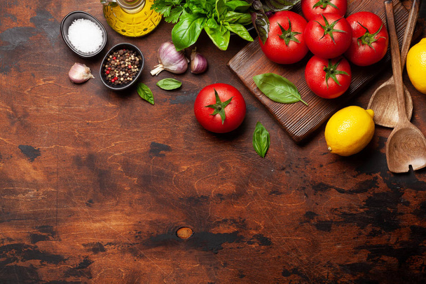 Ιταλικά υλικά κουζίνας. Ντομάτες κήπου, βότανα και μπαχαρικά. Κάτοψη με χώρο αντιγραφής. Επίπεδη - Φωτογραφία, εικόνα