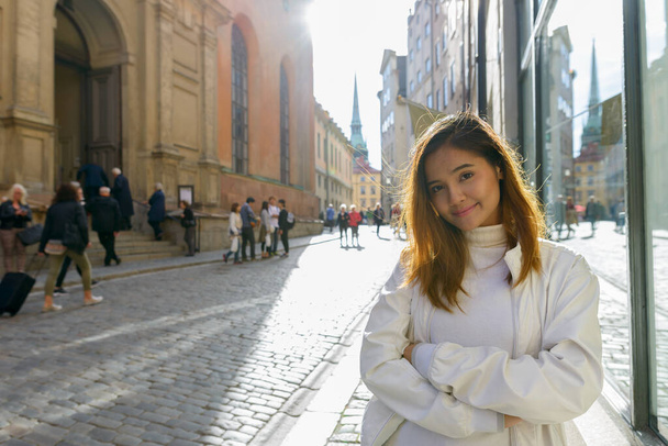 Retrato de una joven y hermosa turista asiática que viaja por la ciudad de Estocolmo en Suecia - Foto, imagen