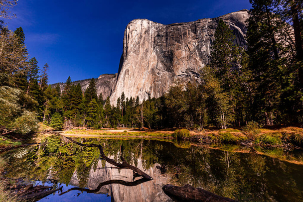 Wereldberoemde rotsklimwand van El Capitan, Yosemite National Park, Californië, Verenigde Staten - Foto, afbeelding