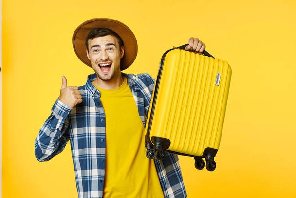 Turismo de viajes equipaje hombre de vacaciones en camisa a cuadros y sombrero - Foto, Imagen