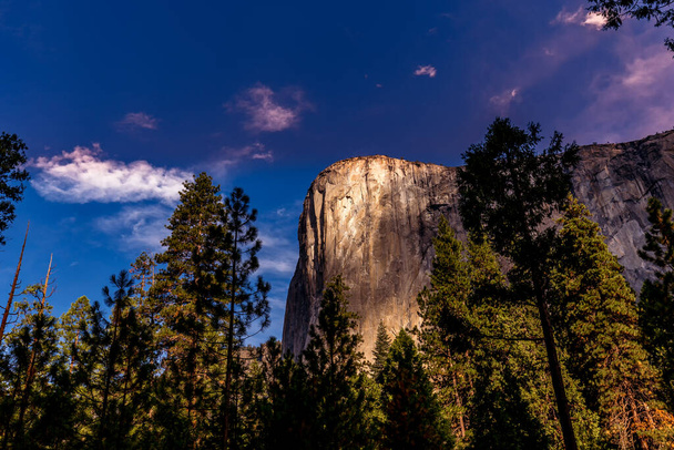 El Capitan 'ın dünyaca ünlü kaya tırmanışı duvarı, Yosemite Ulusal Parkı, Kaliforniya, ABD - Fotoğraf, Görsel