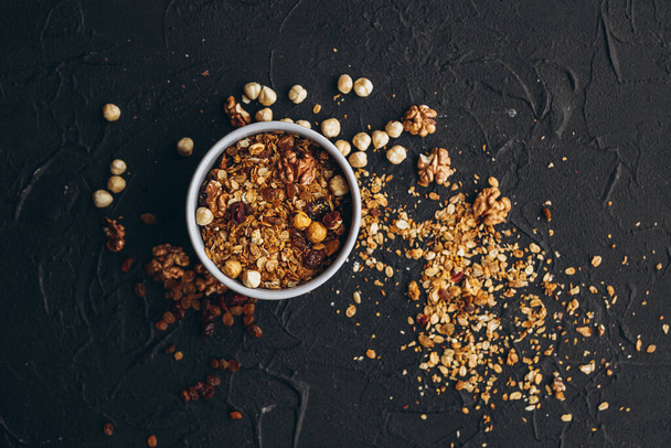 una deliciosa porción de granola en una mesa de textura oscura - Foto, imagen