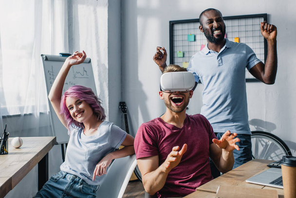 Genç çok kültürlü iş adamları ofiste VR kulaklığı kullanıyor.  - Fotoğraf, Görsel