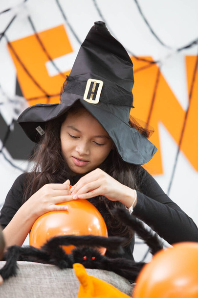 Buon Halloween, una ragazza prepara il palloncino colorato in casa decorata - Foto, immagini