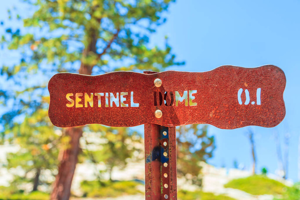 Yosemite Sentinel Dome útjelző tábla - Fotó, kép