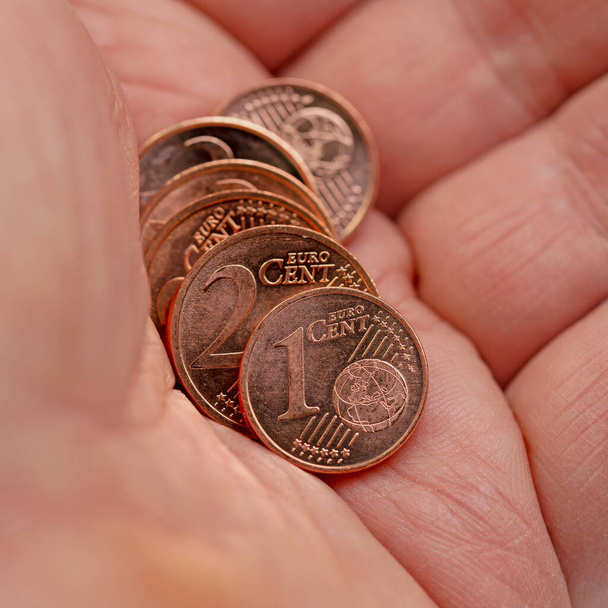 Мелкие монеты евро в руке - Фото, изображение