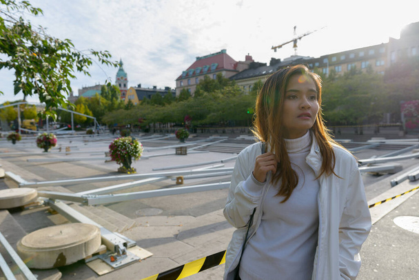 Portret młodej, pięknej azjatyckiej turystki podróżującej po Sztokholmie w Szwecji - Zdjęcie, obraz
