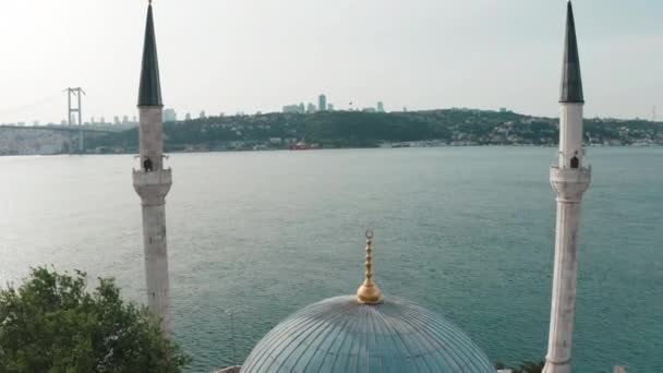Légi kilátás a Beylerbeyi mecset Isztambulban - Felvétel, videó