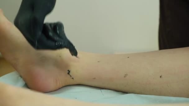 Images de femme faisant du sucre sur la jambe avec des pâtes noires - Séquence, vidéo