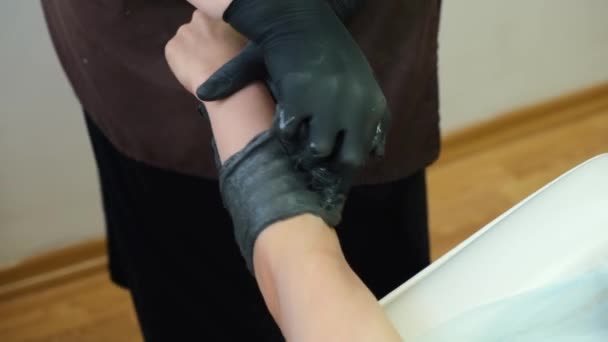 Nagranie kobiety produkującej cukier na nodze z czarnym makaronem - Materiał filmowy, wideo
