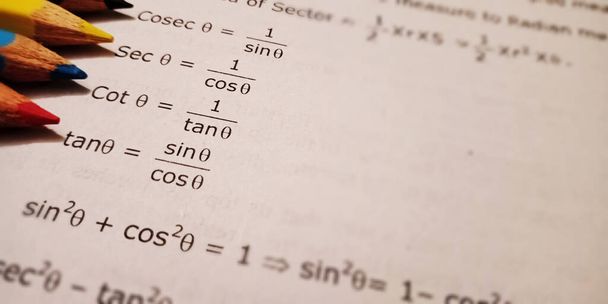 тригонометрія sin cos tan Mathematics Освітній текст, що відображається на папері англійською мовою на фоні чисельного формату
. - Фото, зображення